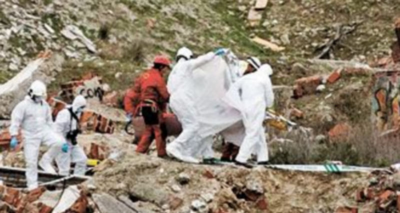 Efectivos del la Guardia Civil proceden al rescate del cadáver de la niña Cristina Martín. / EFE