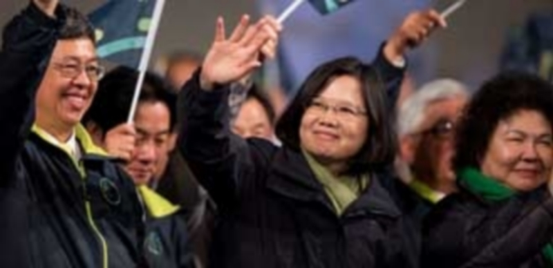La líder opositora Tsai Ing Wen celebra la victoria en las elecciones presidenciales de Taiwán junto a los militantes del PPD. / Efe