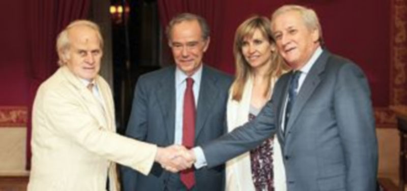 Miguel Muñiz (i) y Antonio Méndez Pozo se saludan en presencia de Gregorio Marañón y Marisa Vázquez. / Ical