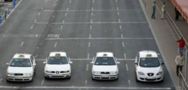 Cuatro taxis aguardan a sus clientes en la estación de Atocha de la capital de España. / EFE