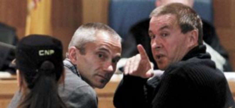 El ex líder de Batasuna Arnaldo Otegi (d) conversa con el también proetarra Joseba Permach. Ambos están acusados de exaltación del terrorismo en el mitin de Anoeta. / Efe