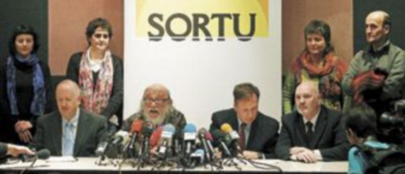 El escritor Andrés Sorel (c) fue el encargado de dar a conocer la nueva formación de la izquierda ‘abertzale’. / Efe