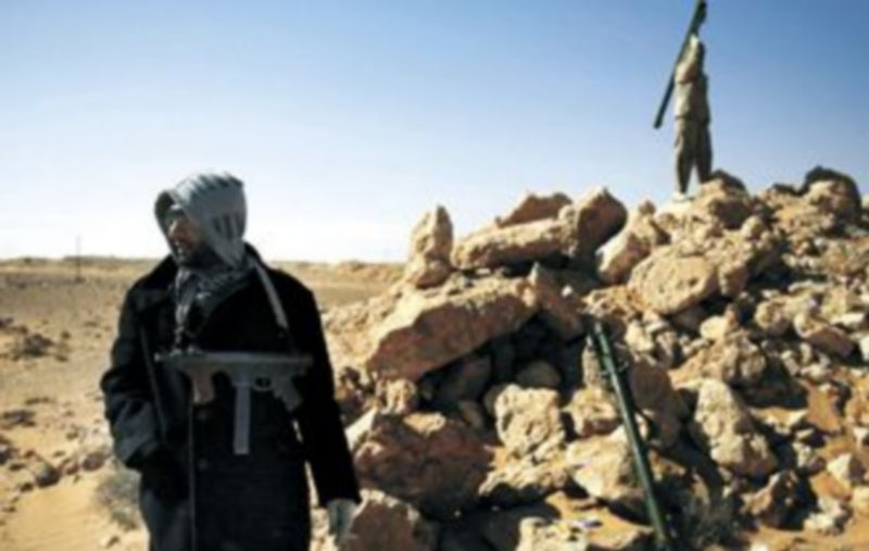 Dos milicianos rebeldes vigilan la zona de Ras Lanuf ante posibles ofensivas de las fuerzas gadafistas. / Reuters