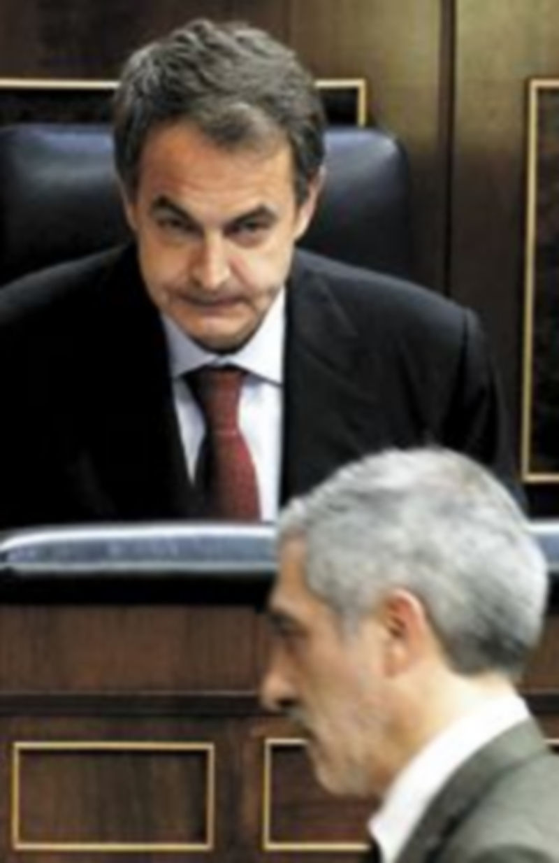Zapatero observa a Llamazares después de la intervención del diputado. / Efe