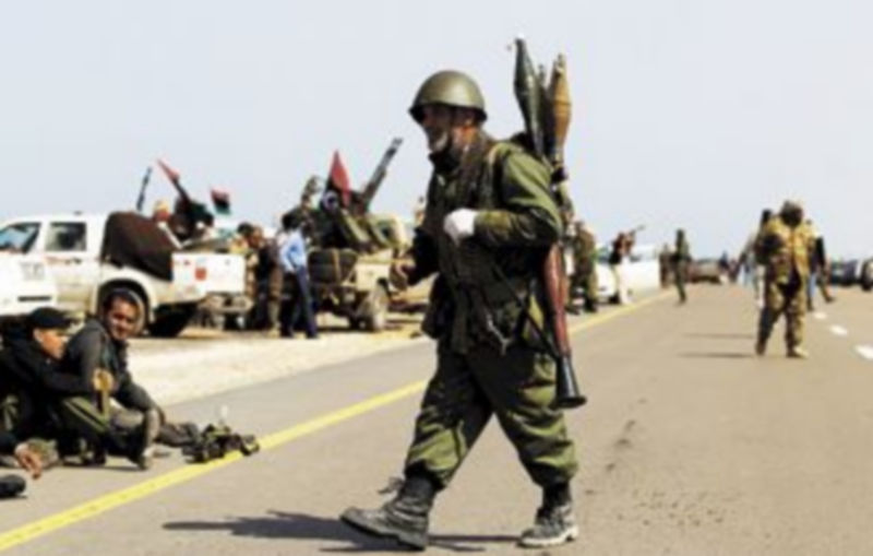 Milicianos insurgentes descansan en el camino entre Ben Yauad y Sirte tras una dura jornada en la parte oeste del país norteafricano. / Finbarr O’Reilly (Reuters)