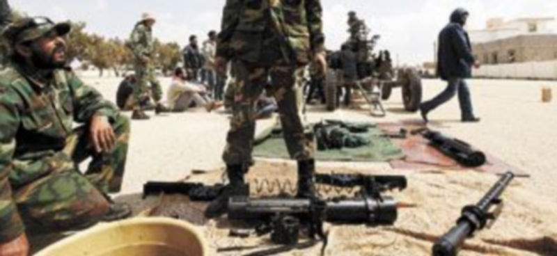 Un nuevo grupo de voluntarios rebeldes recibe adiestramiento para usar armas en las inmediaciones de la ciudad de Brega. / Reuters