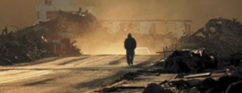 Un superviviente recorre una calle rodeada de los escombros provocados por el tsunami del pasado 11 de marzo