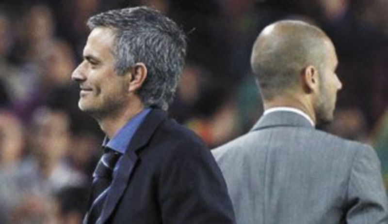 Mourinho y Guardiola saldrán a por todas para intentar ganar la batalla psicológica antes de la final de la Copa del Rey. / Reuters