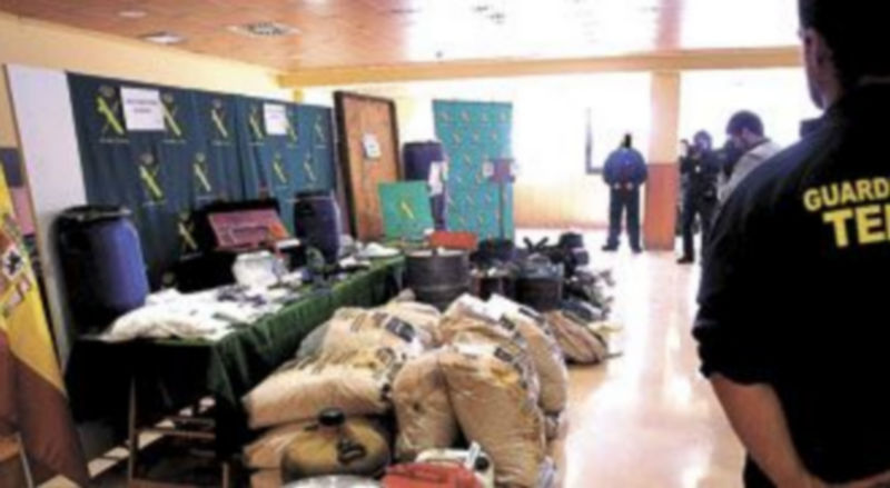 La Policía expuso parte del arsenal descubierto hace unos días en el caserío de la familia Esnaola. / Efe.