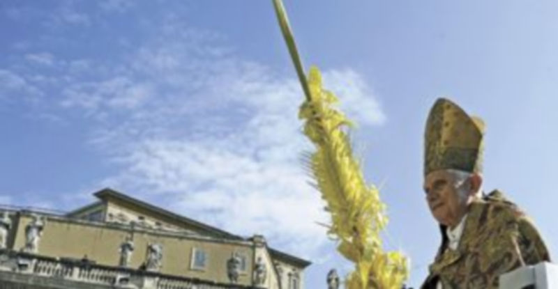 Benedicto XVI presidió ayer la procesión de las palmas en la plaza de San Pedro del Vaticano