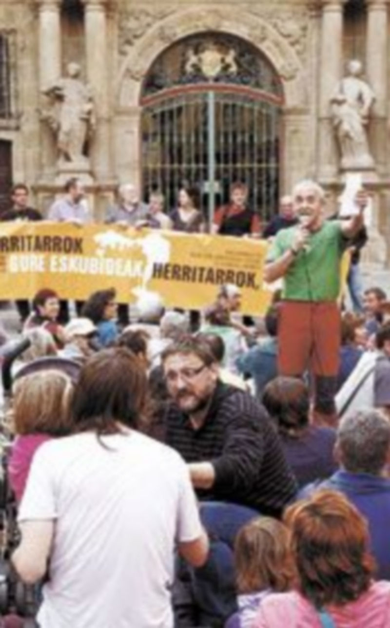 Miles de personas en Bilbao mostraron su apoyo a Bildu con una concentración en el Arenal. / Efe.