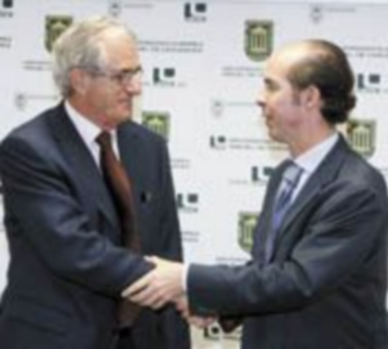 Francisco Javier Álvarez Guisasola estrecha la mano de Martín J. Fernández Antolín. / Ical