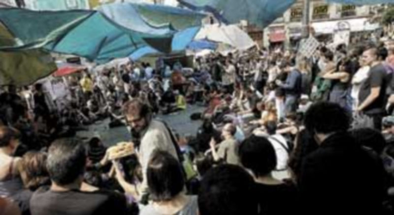 Una joven reparte bocadillos entre los asistentes. La organización