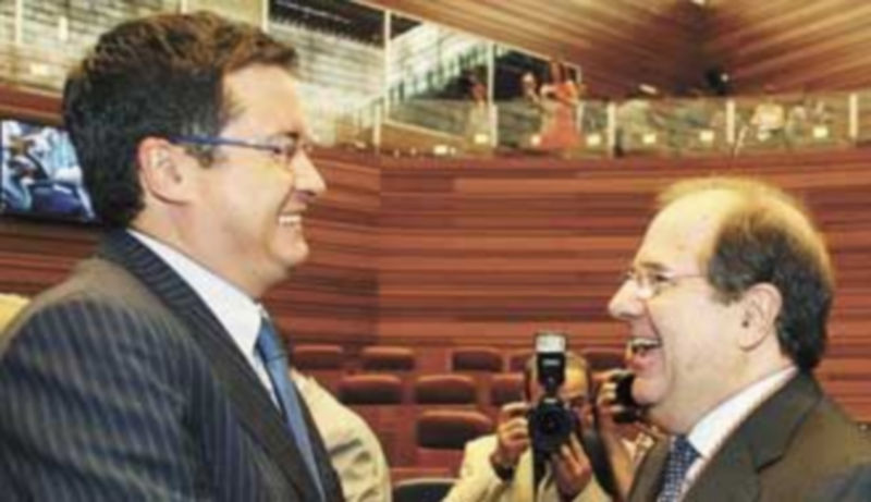 Óscar López (i) felicita a Juan Vicente Herrera tras tomar posesión como presidente de la Junta. / Ical.