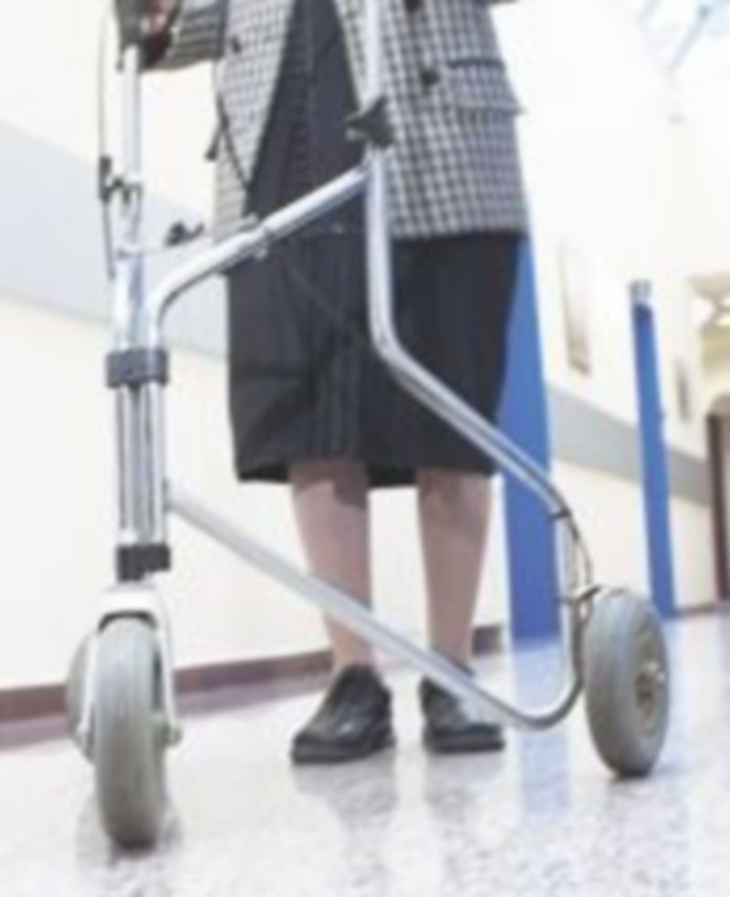 Las operaciones que impliquen la implantación de una protésis de cadera o rodilla verán limitado el tiempo de espera a 180 días según la nueva normativa.