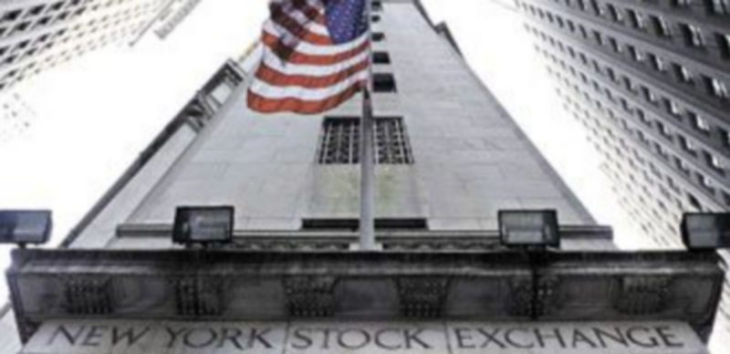 La bandera estadounidense ondea en la entrada de la Bolsa de Nueva York. Wall Setreet cerró ayer con una subida del 3