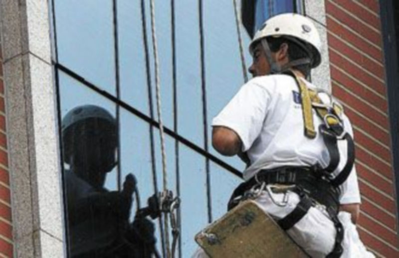 Un trabajador durante su jornada laboral. / Jesús Javier Matías.