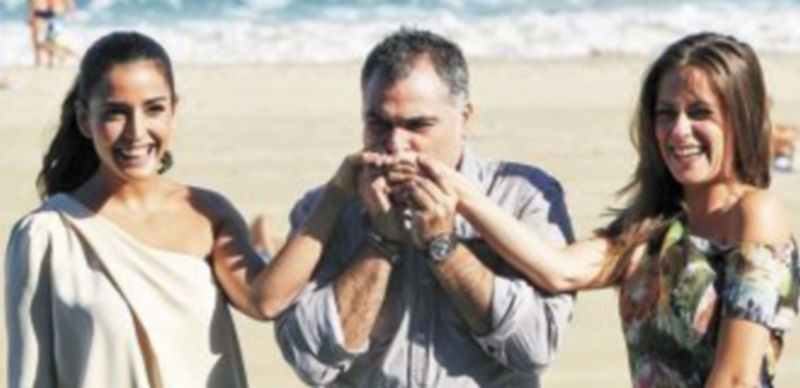 El realizador Benito Zambrano posa junto a las actrices Inma Cuesta (i) y María León (d) tras la proyección de su película ‘La voz dormida’. / Efe y Reuters.