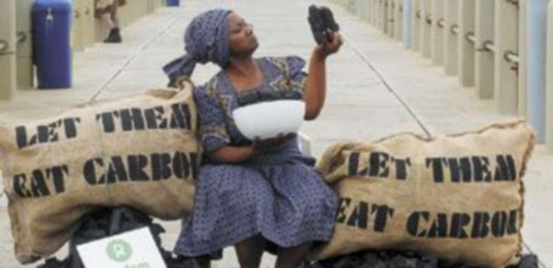 Una activista protesta contra la producción de carbón