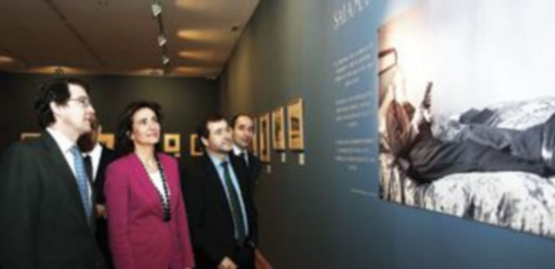 La presidenta de las Cortes y la Fundación Villalar y el alcalde de Salamanca (i) inauguraron la exposición. / Ical
