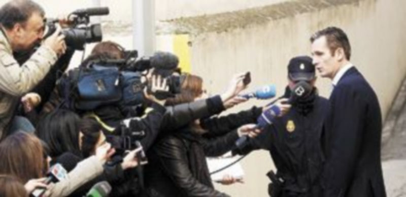 Iñaki Urdangarín se dirigió a los medios de comunicación antes de entrar a la sede judicial. / Reuters.