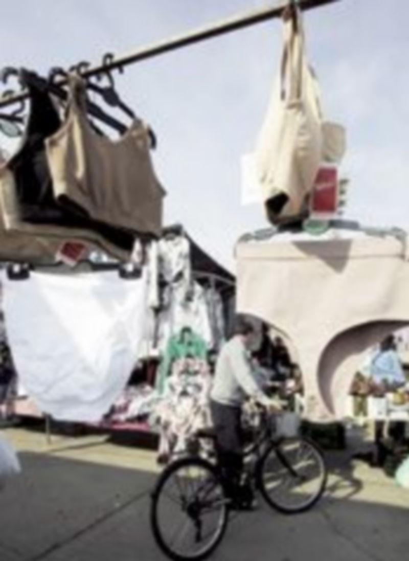 Uno de los puestos del mercadillo instalado en el José Zorrilla. / Ical