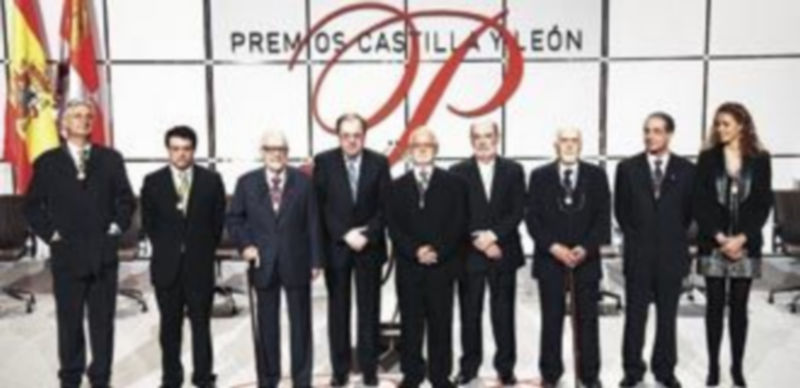 Foto de familia al concluir el acto institucional donde el presidente de Castilla y León