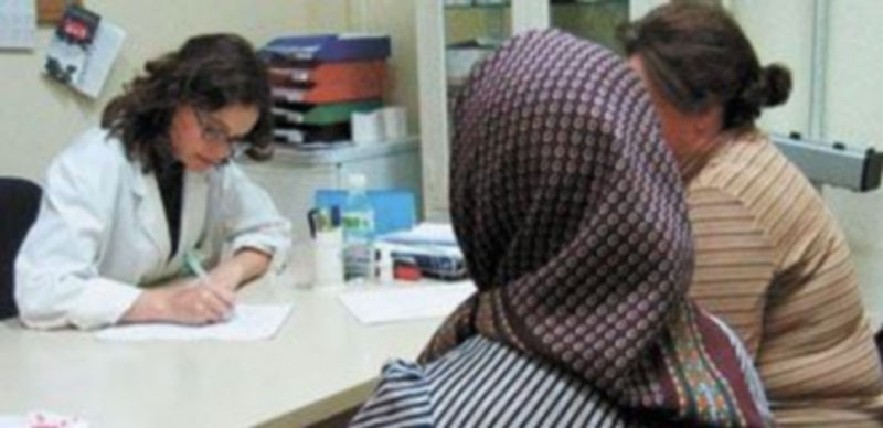 La hermana de la mujer fallecida sin atención inicia una campaña para acabar con las consultas telefónicas 1 Dos mujeres son atendidas en una consulta de un centro sanitario. / Fotoexpress