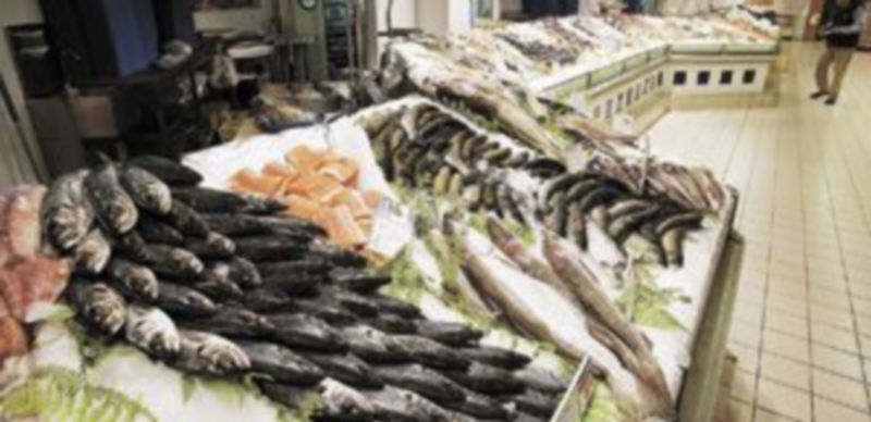 El mostrador de la pescadería de un centro comercial exhibe una gran variedad de pescados y productos del mar. / Ángel Ayala.
