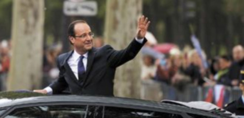 Hollande saluda desde el coche a los ciudadanos congregados en los Campos Elíseos