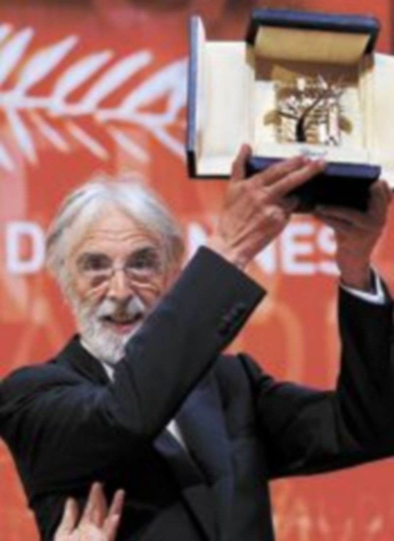 Michael Haneke recogiendo el premio del certamen francés. / Reuters