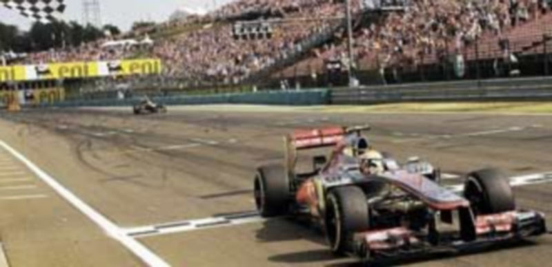 El piloto británico Lewis Hamilton cruza la meta del trazado magiar de Hungaroring en primer lugar. / Reuters