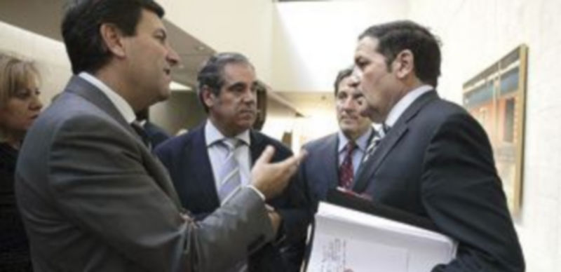 Sáez insiste en que todos los ‘sin papeles’ de la región tendrán asistencia sanitaria 1 El consejero de Sanidad comparece para informar sobre la creación de las unidades clínicas en la Comunidad. / L. Pérez (ICAL)