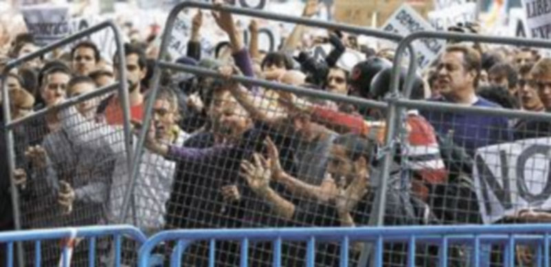Momento en el que un grupo de exaltados zarandea la primera línea de vallas que protegían los alrededores de la Cámara Baja. / Reuters