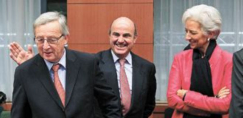 El ministro de Economía español bromea con el presidente del Eurogrupo