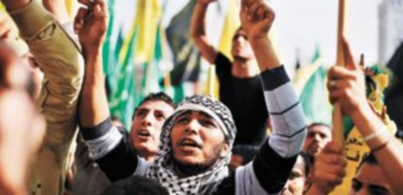 Miles de gacíes salieron a la calle para celebrar el acuerdo entre ambos bandos por el cual se paralizaron los bombardeos en la zona. / Reuters