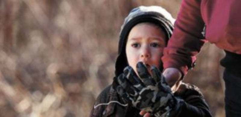 Un niño muestra con su mirada el horror vivido por la sociedad americana tras la matanza en la escuela de primaria Sandy Hook de Newtown (Connecticut). / Rreuters