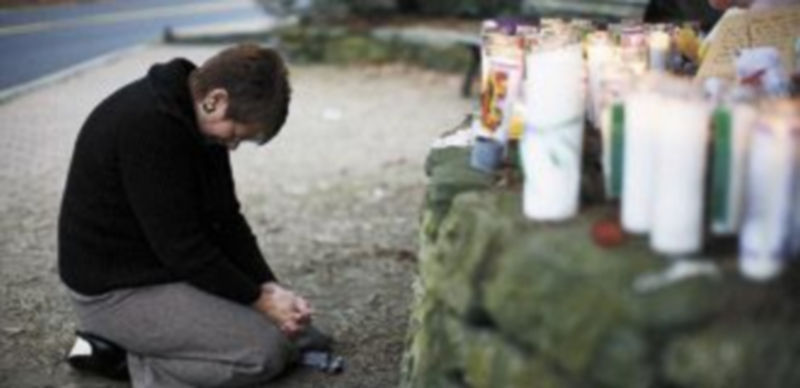 El dolor por el asesinato de 27 personas a manos del joven Adam Lanza sigue patente en cada rincón del Estado norteamericano de Connecticut. / Reuters