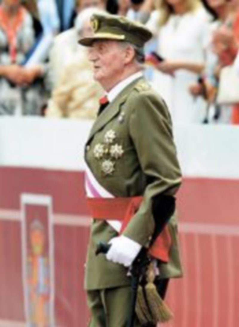 Don Juan Carlos preside un desfile militar. / Reuters