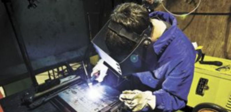 Un joven realiza tareas como soldador en una empresa. / Luis López Araico