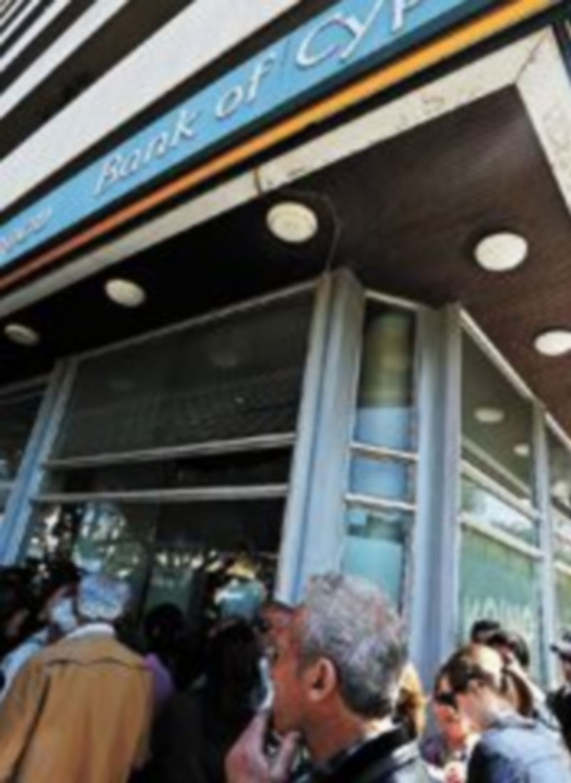 Miles de personas hacen cola para sacar dinero en las oficinas. / Reuters