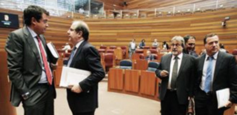 Mayo ‘pactista’ en la Comunidad 1 López (i) habla con el presidente Herrera