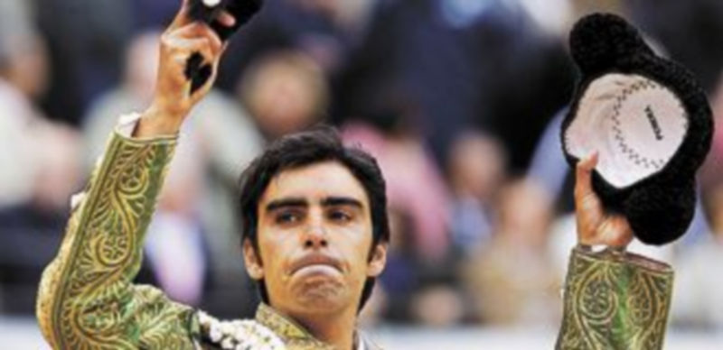 El extremeño Miguel Ángel Perera cortó una oreja ante su primer toro. / Efe