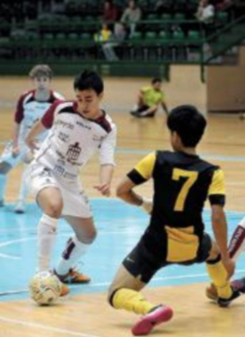 Víctor supera a un rival durante el partido que los jóvenes jugadores del Caja jugaron ante la selección de Malasia. / J.Martín