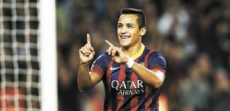 El ariete chileno sumó su octavo gol en el mes de octubre y permitió a los azulgranas continuar invictos al imponerse al Espanyol en el derbi. / Reuters