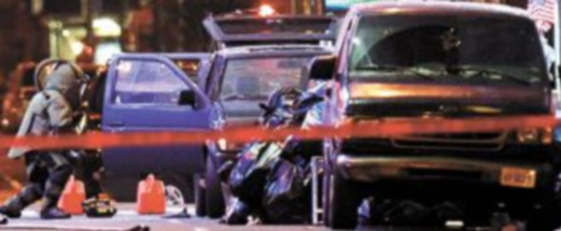 Un artificiero inspecciona el Nissan Pathfinder cargado de propano y gasolina que fue abandonado la tarde del sábado en Times Square. / Reuters