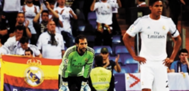 Diego López y Varane muestran su tristeza después del tanto que adelantó momentáneamente al cuadro levantino en el partido. / Efe