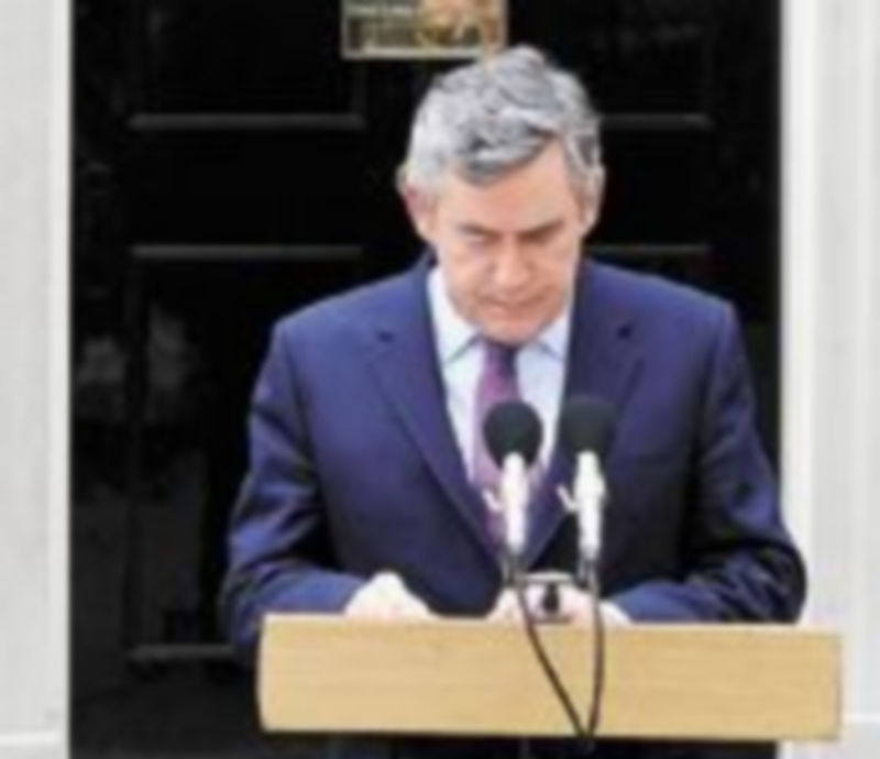 Brown lee su declaración ante el 10 de Downing Street. / REUTERS