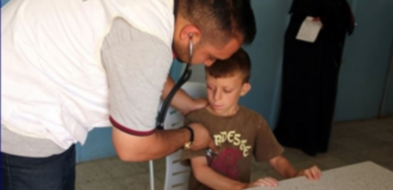 Un miembro de médicos sin fronteras reconoce a un niño iraquí. / EP