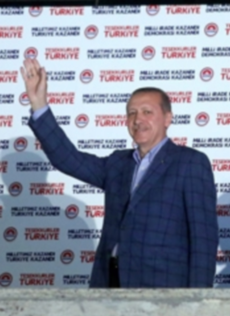 Erdogan saluda a sus seguidores tras hacerse pública su victoria electoral. / Efe